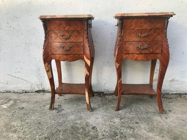 Pair of elegant Louis XV bedside cabinets in Bois de Rose with marquetry furs