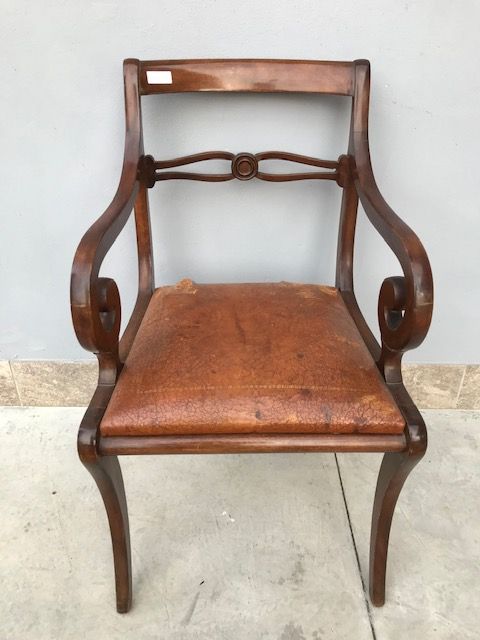 Poltrona di gusto inglese da scrittoio in Mogano
Fodera in cuoio da sostituire, non compresa nel restauro.
Provenienza Inghilterra.
Epoca: '800.
Restauro incluso (in corso d'opera).
Misure: largh. 51 cm
prof. 58 cm
h seduta 45 cm
h schienale 89 cm