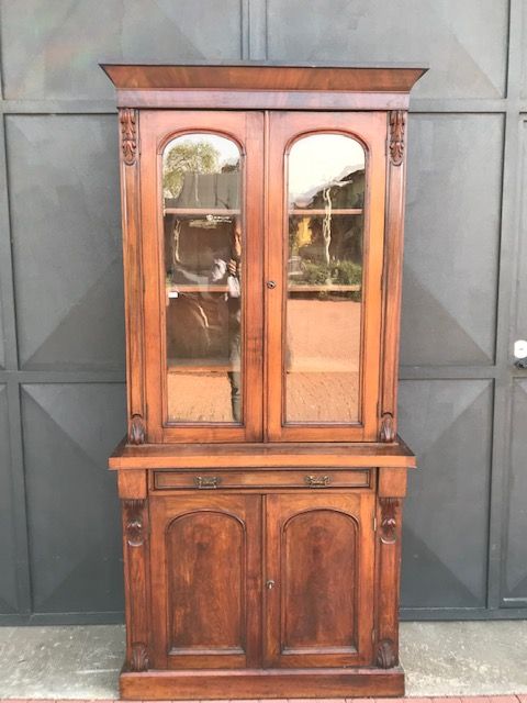 Mahogany sideboard with 2 doors
