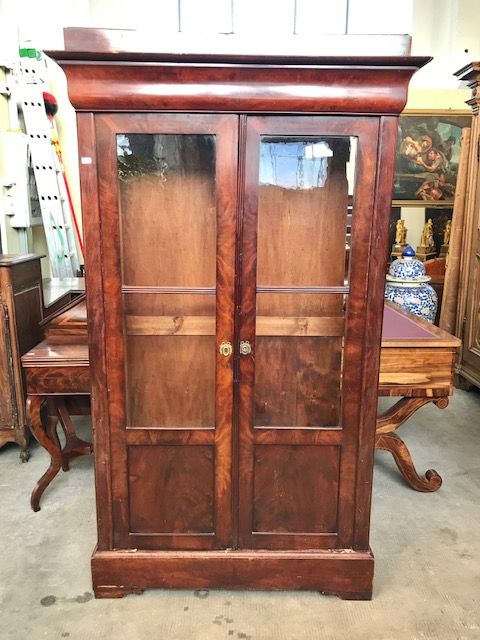Charles X bookcase in mahogany and mahogany feather with 2 doors.
Provenance: France.
Period: 2nd half of the 19th century