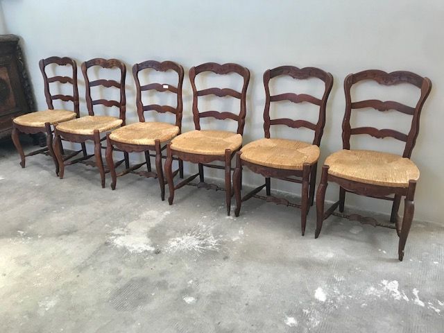 Lot 06 Provençal chairs in Cherry.
Stuffed seat in good condition.
Provenance: France.