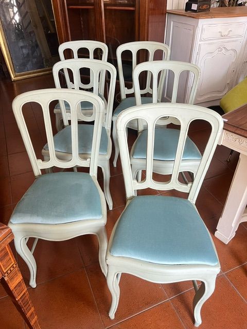 Lot of 6 Elegant Lacquered Chairs with sage green velvet seats
French provenance in walnut wood, solid and sturdy
Restored
Age: late 19th century