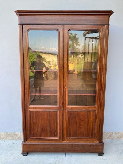 Louis Philippe Bookcase in Rosewood with 2 Doors
Provenance: France.
Period: 2nd half of the 19th century
Restoration included (in progress)
