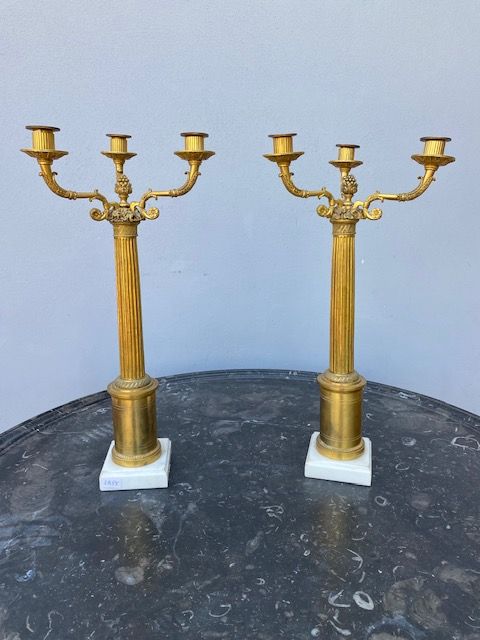 Coppia di Candelabri in Bronzo Dorato e Cesellato,base in marmo bianco Carrara.
Provenienza: Francia.
Epoca: '800.
Conservata.
Misure base in marmo: cm 10x10x51h totale