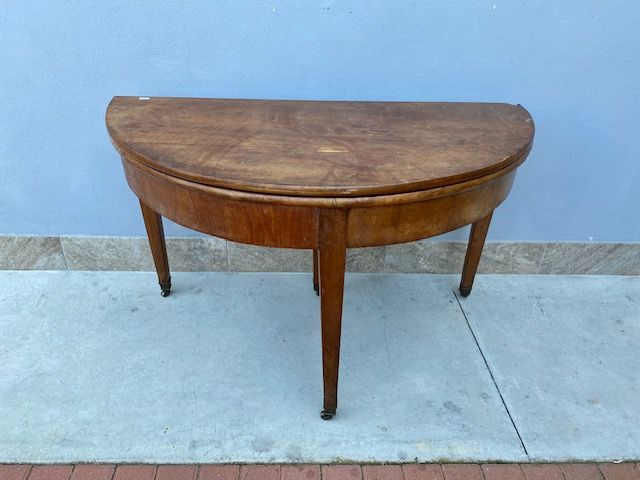 Tavolino a Mezzaluna in Noce Luigi XVI
Provenienza: Piemonte.
Epoca: '800
Restauro incluso (in corso d'opera)
Misure chiuso: cm 120x60x71h
