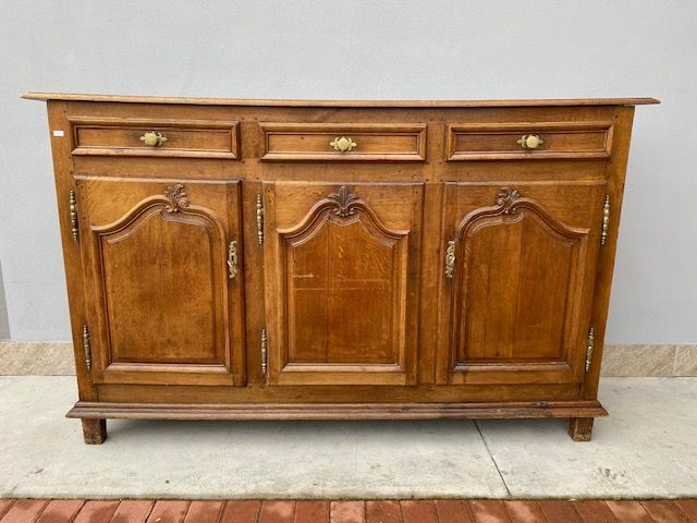 Credenza Provenzale in Rovere Massello
A 3 Ante.
Provenienza: Francia.
Epoca: primo '800.
Restauro incluso (in corso d'opera)
Misure: cm 188x52x115h