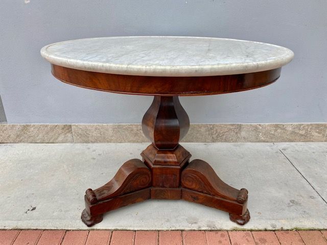 Tavolino Gueridon Carlo X in Mogano e Piuma di Mogano,
piano in marmo bianco Carrara a vassoio.
Provenienza: Francia.
Epoca: '800.
Restauro incluso (in corso d'opera).
Misure: Diametro cm 99x77h