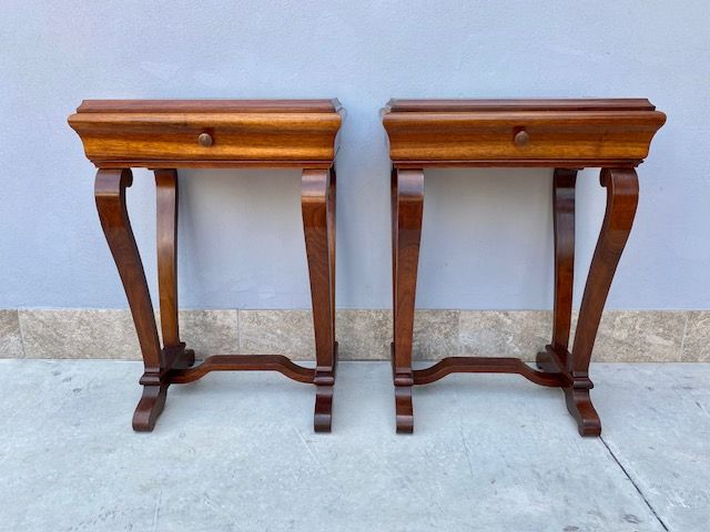 Coppia di Eleganti Comodini in Palissandro,
a 1 cassetto.
Provenienza francese.
Epoca: fine'800/primi '900
Restauro incluso (in corso d'opera)
Misure cm 51x33x71h