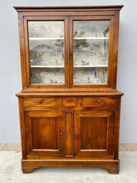 Credenza con Alzata in Noce a 2 Ante.
Provenienza: Piemonte.
Epoca: '800.
Restauro incluso (in corso d'opera).
Misure: cm 143x57x230h
