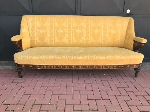 Carved Walnut Sofa with Gilding
Provenance: Genoa
Lining to be replaced not included in restoration.
