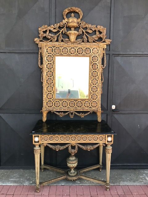 Important Louis XVI Console Table with Lacquered and Gilded Carved Wood Mirror,
features carved white alabaster inserts and a painted faux marble top.
The mirror is original. Lombard provenance. Age: 1780
