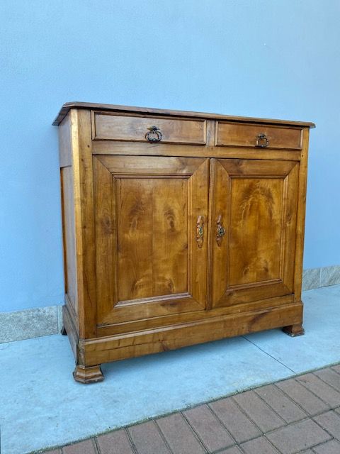 Antique Cherrywood Sideboard with 2 Doors
Provenance: Piedmont.
Period: 19th century
Restoration included (in progress)
Measurements: 120x52x108h