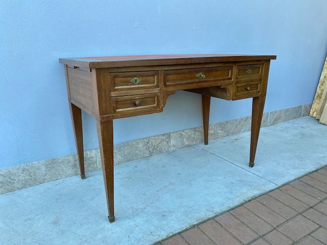 Louis XVI mahogany writing desk with side extensions, centre.
Features leather top in fair condition
(replacement not included in the cost of restoration)
Provenance: France.
Age: early 20th century.
Restoration included (in progress).
Measurements: cm 115x60x76h
Height from ground: cm 61