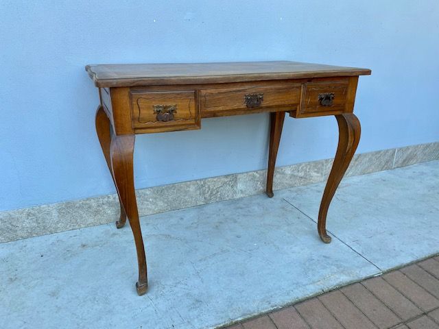 Scrittoio in Noce con 1 Cassetto, presenta piano in noce a parquet.
Provenienza: Francia.
Epoca: fine '800/primi '900.
Restauro incluso (in corso d'opera).
Misure: cm 99x58x77h
Altezza Fascia da terra: cm 63