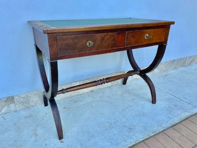 Charles X Mahogany and Mahogany Feather Desk with 2 Drawers, from Centre.
Features leatherette top replaced during restoration.
Provenance: France.
Period: 19th century.
Restoration included (in progress).
Measurements: cm 102x51x76h
Height from floor: cm 58
