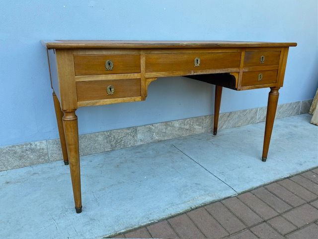 Louis XVI mahogany writing desk with 4 drawers, from Centre.
Features leather top in excellent condition and side extensions
Provenance: France.
Age: late 19th century.
Restoration included (in progress).
Measurements: cm 130x63x75h
Height from ground: cm 61
