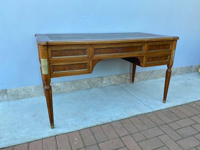 Elegant Louis XVI Mahogany Writing Desk
bronze fittings
Leather top in good condition
Provenance: France.
Age: late 19th century.
Restoration included (in progress).
Measurements: cm 135x70x77h
Height from floor: cm 60