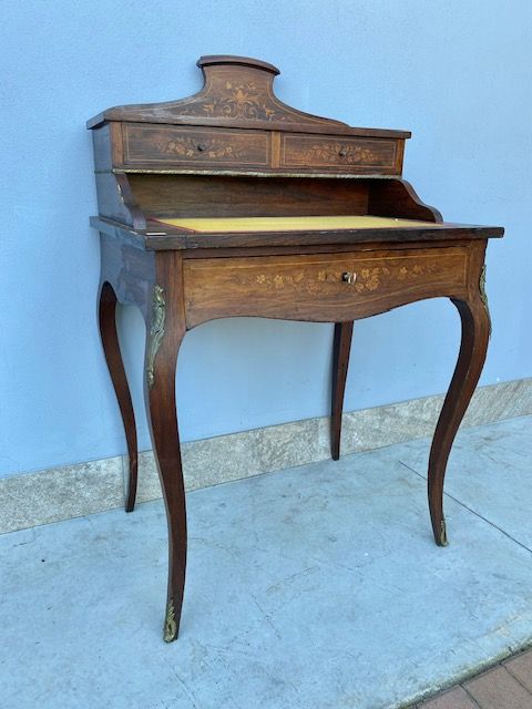 Desk with Riser
Napoleon III
in rosewood with floral inlays,
has a pull-out top with 1 drawer
Provenance: France.
Period: 2nd half of the 19th century.
Restoration included (in progress).
Measurements: cm 73x52x78h
Height from ground: cm 64