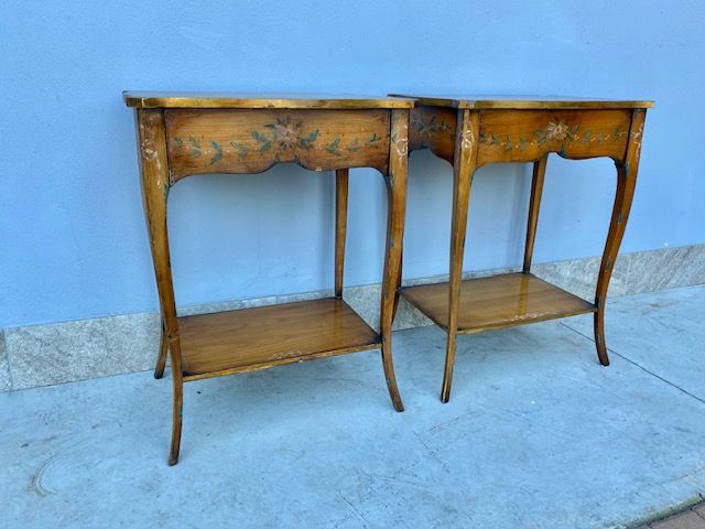 Provençal cherrywood bedside tables
with floral oil paintings
French provenance.
Period: 20th century
Restoration included (in progress)
Measurements 52x36x67h cm