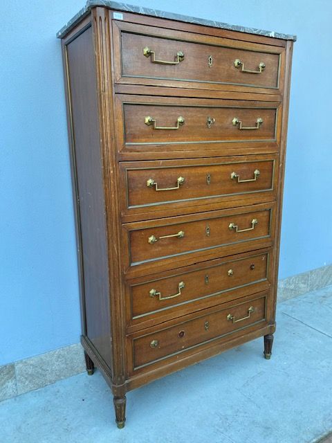 Mahogany sideboard and Marble top, with brass handles
Provenance: France.
Age: early 20th century
Restoration included (in progress)
Measurements: cm 82x39x140h