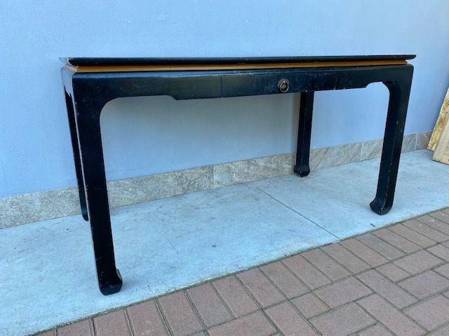 Tavolo/Scrittoio di Gusto Orientale, cinese, laccato nero e ad 1 cassetto.
Provenienza: Cina
Epoca: primi '900
Restauro incluso (in corso d'opera)
Misure: cm 140x70x78h
Altezza fascia da terra: cm 65