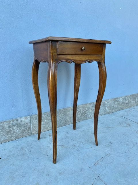 Small Rectangular Table in Walnut with 1 drawer.
Provenance: France.
Age: late 19th century.
Restoration included (in progress)
Measurements: cm 37x31x65h