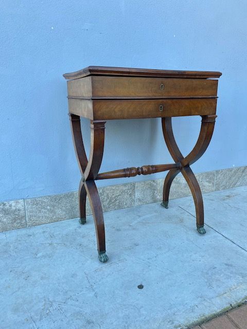 Tavolino da Lavoro Carlo X in Mogano e Piuma Mogano
Provenienza: Francia.
Epoca: fine '800.
Restauro incluso (in corso d'opera)
Misure: cm 57x39x76h