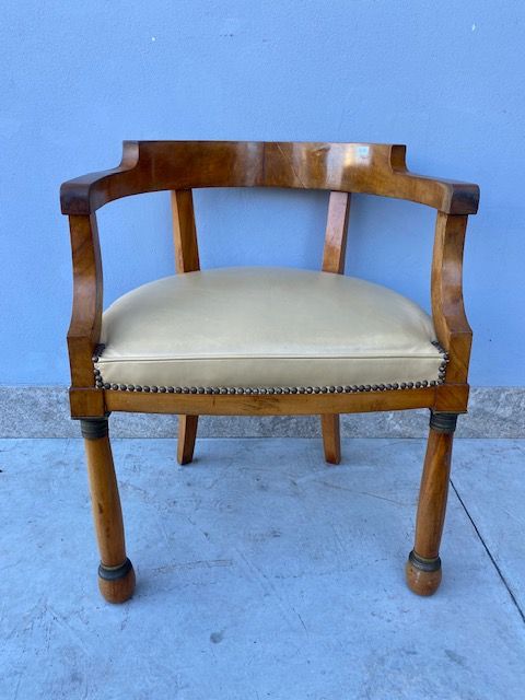Elegante Poltrona Impero in Noce da Scrittoio, con bronzi originali.
Fodera da sostituire inclusa nel restauro.
Provenienza: Francia.
Epoca: '800
Restauro incluso (in corso d'opera)
Misure: cm 60x54 prof.
h della seduta: cm 50
h dello schienale: cm 75
