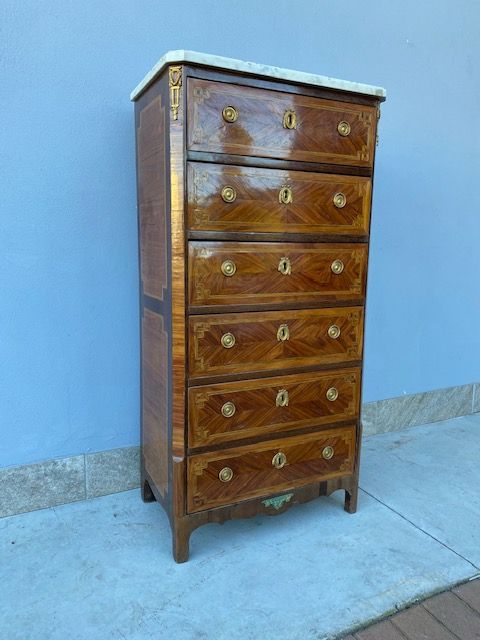 Antique Louis XVI Rosewood panelled weekly table,
with original inlays and handles.
White Carrara marble top.
Provenance: France.
Period: 19th century.
Restoration included (in progress)
Measurements: cm 64x40x126h