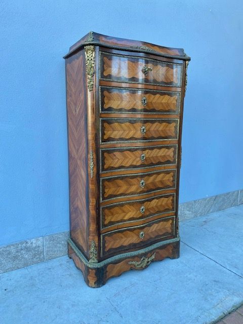 Antique Napoleon III Weekly Table in Rosewood and Bois de Rose,
with original handles and bronzes.
Provenance: France.
Period: 2nd half of the 19th century.
Restoration included (in progress)
Measurements: cm 62x34x121h