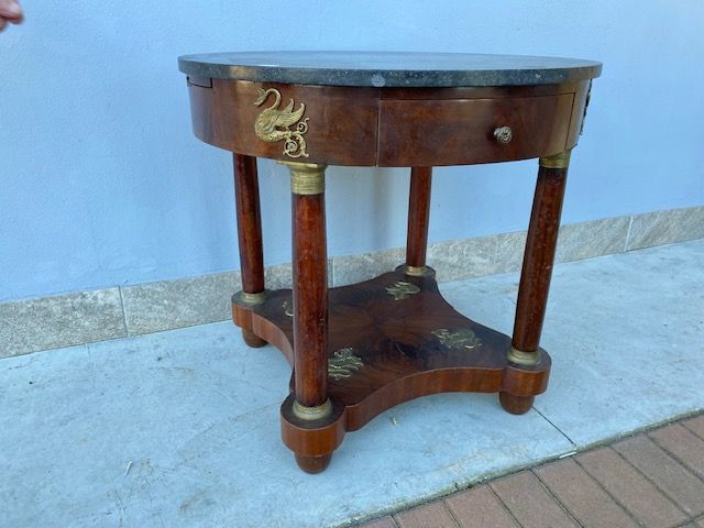 Elegant Round Mahogany Empire Coffee Table
with 2 drawers and 2 extension leaves.
Features original bronzes and a black marble top from Belgium.
Provenance: France.
Age: 2nd half.
Restoration included (in progress)
Measurements: diameter 79 cm
height 75 cm