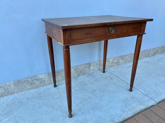 Small walnut Direttorio desk with 1 drawer.
Provenance: Piedmont.
Period: 19th century
Restoration included (in progress)
Measurements: cm 78x57x76h