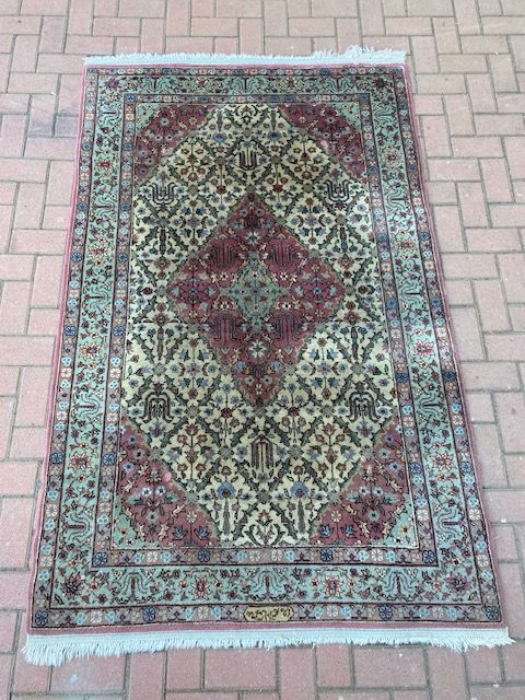 Oriental Taste Rug
Provenance: Middle East
Age: 1950s - 1960s
Preserved.
Washing included in the sale price.
Measures: cm 205x130h