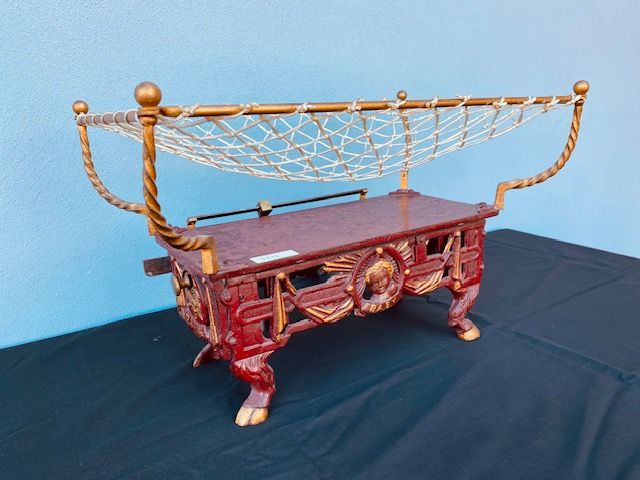 Particular Child Weighing Scales, in painted and partially gilded metal