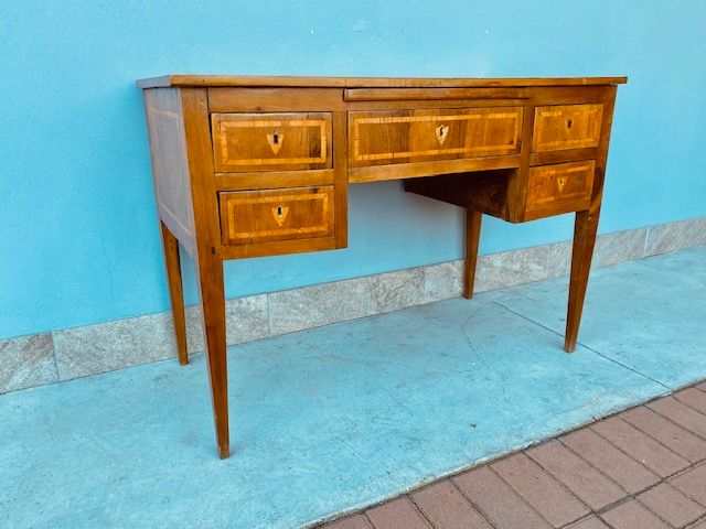 Elegant Louis XVI desk in Walnut with Boxwood inlays, centrepiece.