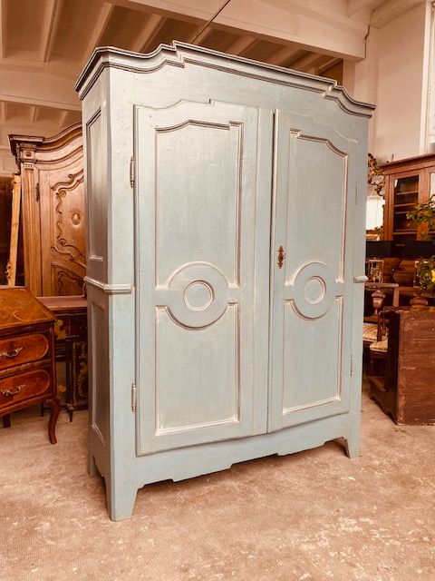 Sugar Paper Lacquered Piemontese Ribbed Wardrobe with 2 Doors.