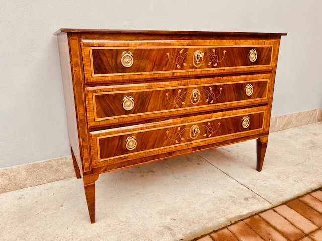 Important Louis XVI panelled chest of drawers