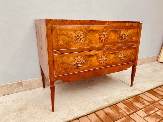Important Louis XVI Chest of Drawers in Walnut