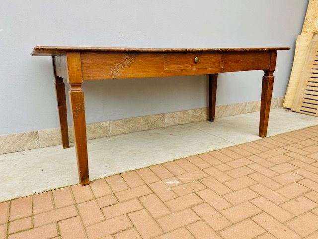 Louis XVI table in Larch and Cherry with 1 Drawer.