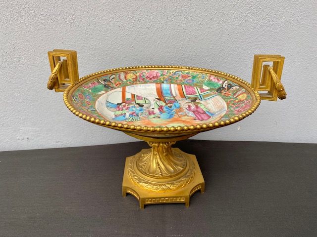 Centrepiece/raising plate with Oriental motifs, porcelain.