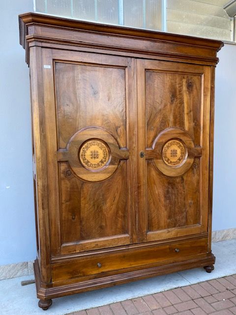 Elegant Charles X wardrobe in Walnut, finely inlaid on the central panel.