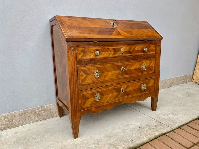 Louis XVI Walnut veneer flap with inlays.