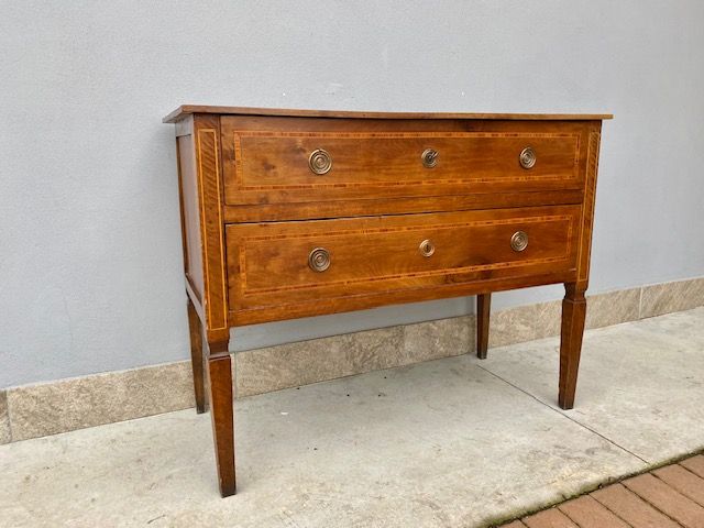 Louis XVI chest of drawers in Walnut with inlays.
