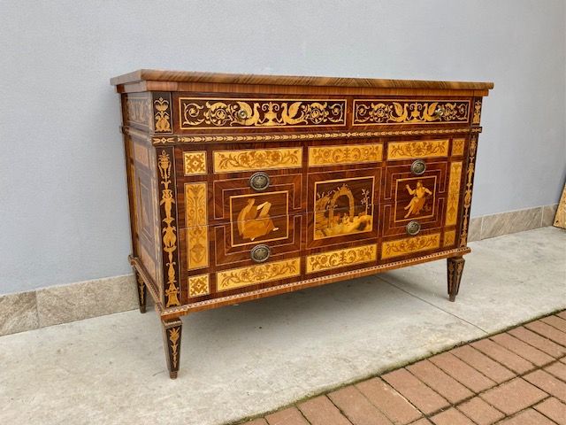 Louis XVI Maggiolinato chest of drawers, Walnut veneer richly inlaid in various woods.