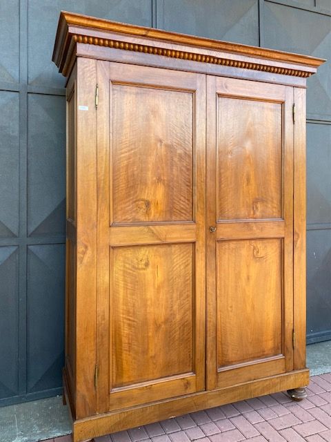Elegant Carlo X Wardrobe in Walnut, 2 Doors.