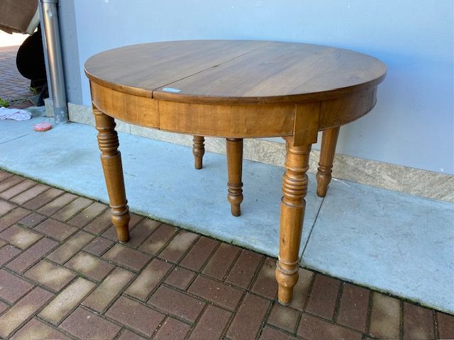 Extendable Round Table in Walnut.