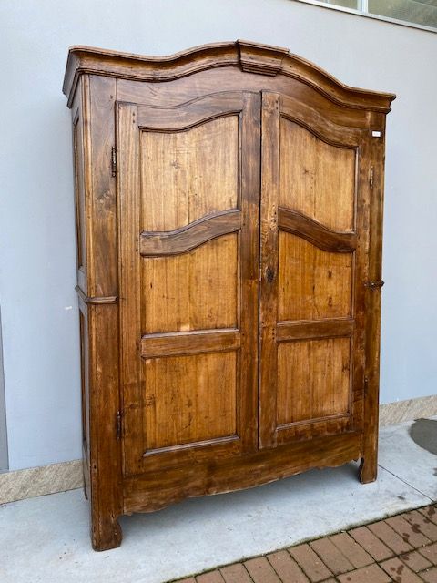 Piedmontese 2-door ribbed cupboard,