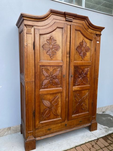Piedmontese 2-door curved wardrobe,