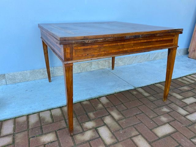 Bolognese Louis XVI table in walnut with inlays.