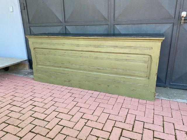 Bancone da Negozio in Larice Laccato Verde e Piano Laccato Nero Materico